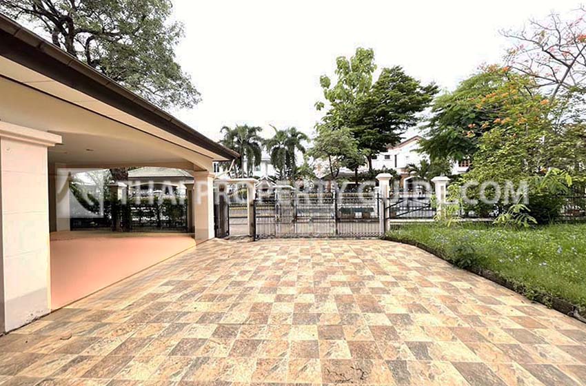 House with Shared Pool in Srinakarin 